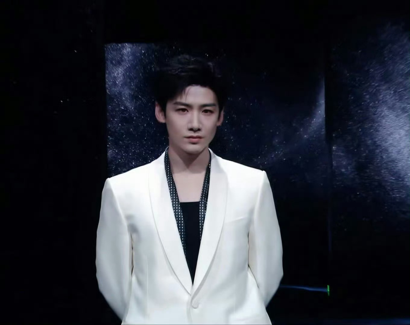 白敬亭挺好看的啊，有必要把他嘿得那么惨吗？截个糊图就到处发？