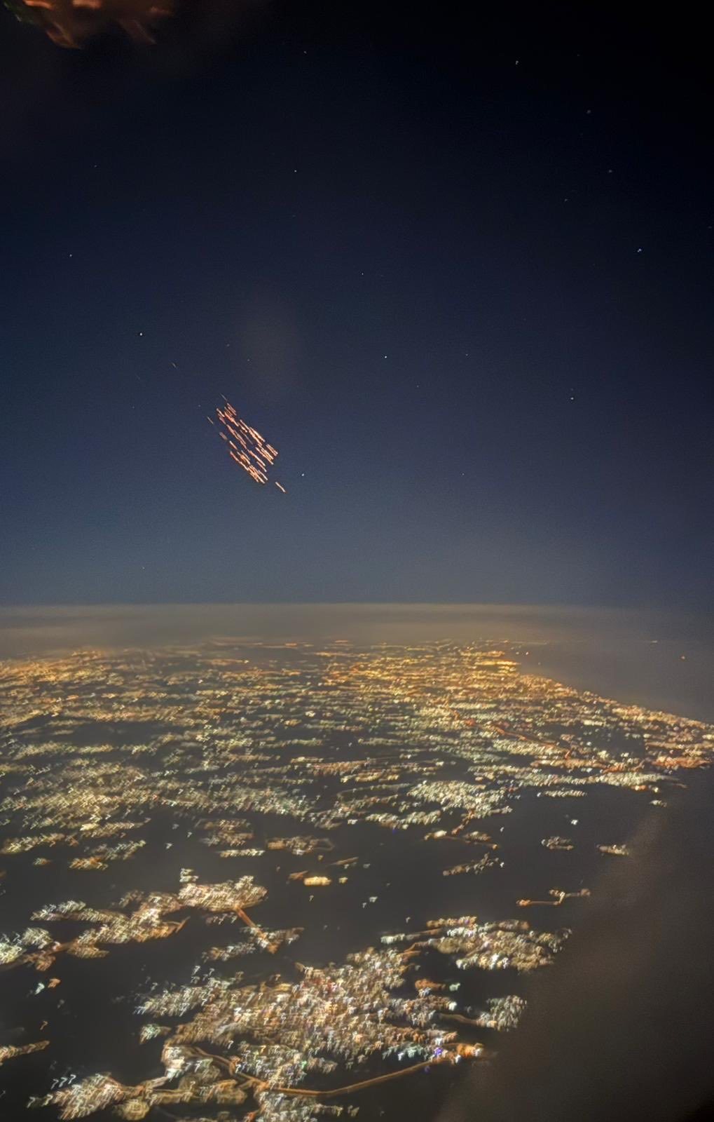 以色列空军飞行员从驾驶舱拍摄到一枚伊朗弹道导弹及其弹头裂开的画面。美伊以冲突