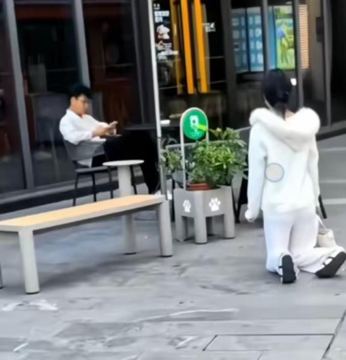 近日，某地街头出现了一女子跪在男子面前的视频，视频很快在网上传开。画面里，一名穿