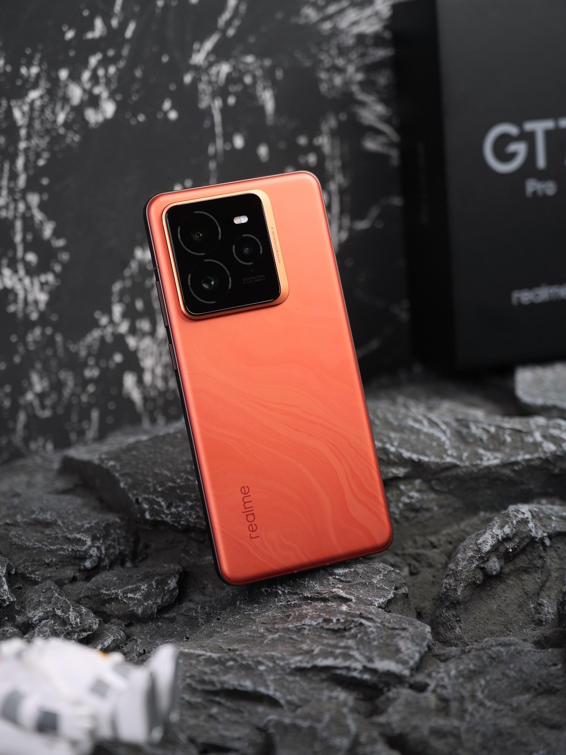 真我 GT7 Pro「火星探索版」全新的多层热锻AG工艺，在后盖呈现出火星的地表