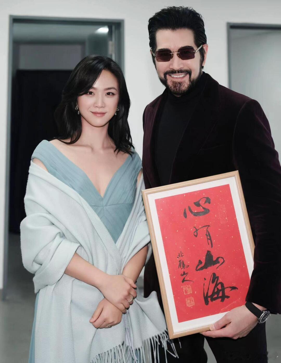 费翔抽中了汤唯父亲的墨宝 哇！费翔抽到了汤唯准备的礼物WB之夜，费翔抽到了汤唯准