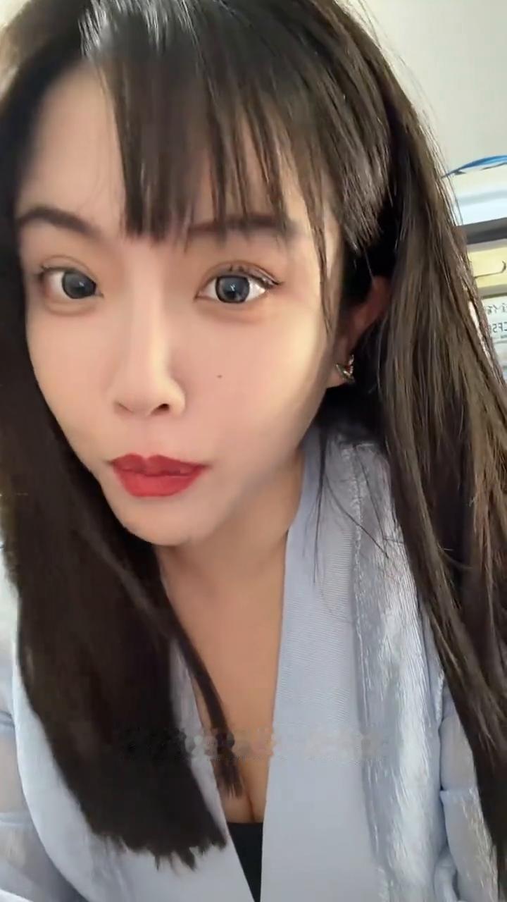 我刚涂了个口红就看到了，还得涂红色，我都不敢相信这是真的吗？这我都不敢说话。金麻