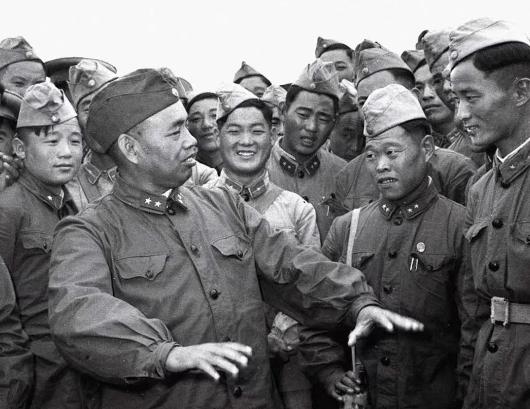 许上将的酒量有多大？年轻时一次能喝5斤白酒。70岁时能喝两斤茅台。
1985年1