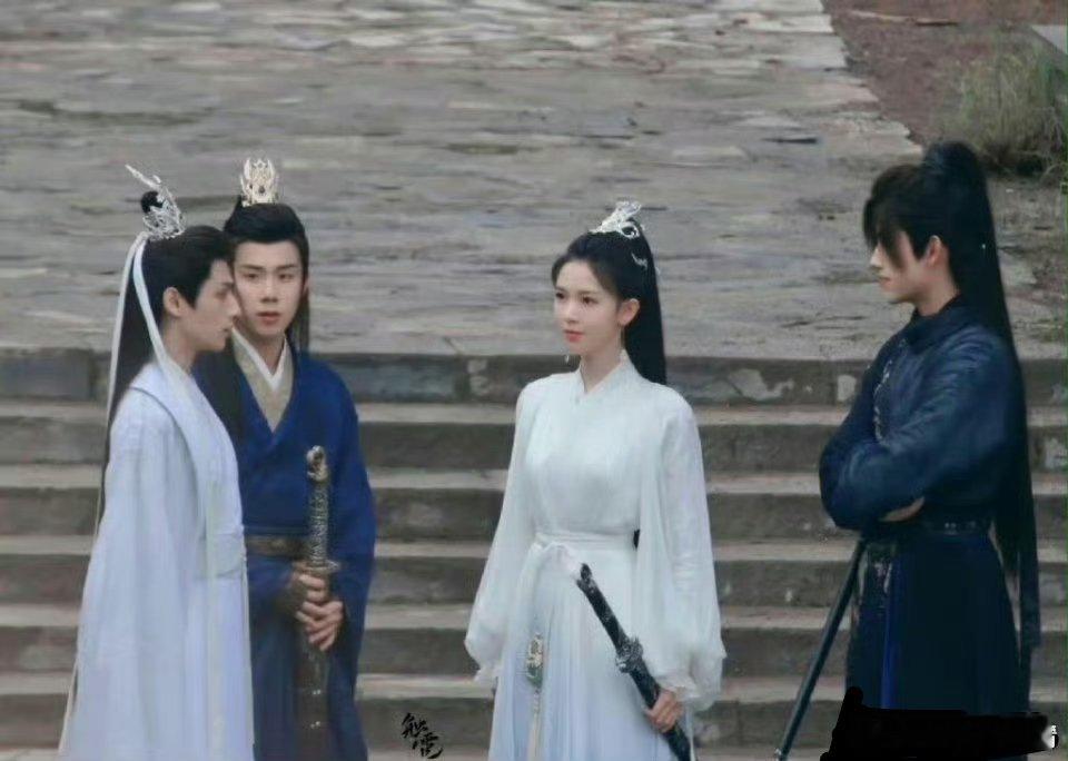 罗云熙陈瑶恋情这图片看着也不像本人吧，随后罗云熙方打假，之前两人在皓衣行有同框 