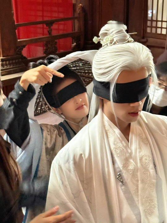 白鹿白鹿问各位宫主第三案都看了吗 白鹿晒片场九宫格问各位宫主第三案都看了吗！白鹿