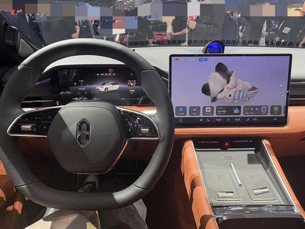 开问界新M5 Ultra带爸妈出来玩了，玩的地方温度不高，文化氛围还很浓厚，我是