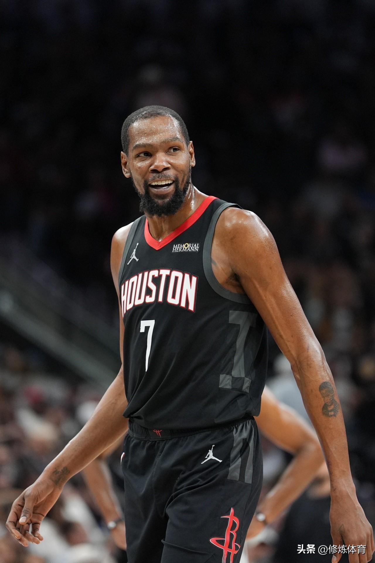 杜兰特总得分32294分排名历史第5，在雷霆拿分最多：

1、在雷霆——打了64