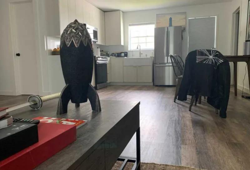 马斯克钟情极简生活，老妈过来睡车库？
有钱人的快乐就是这么朴实无华？
据报道，全