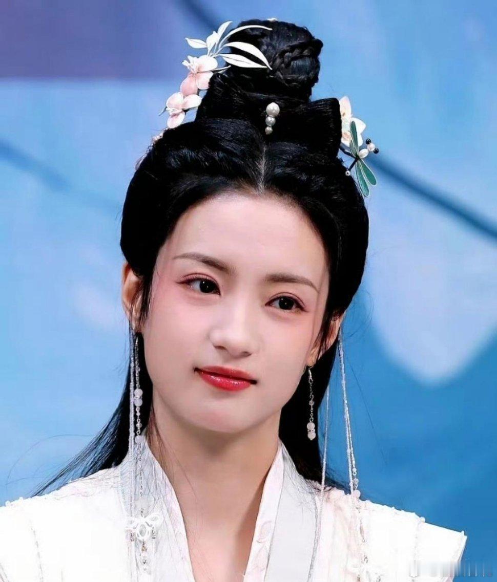 张雅钦面前，本来摆着张凌赫的剧本《归鸾》。她眼皮都没抬，直接推了。图的是旁边李昀