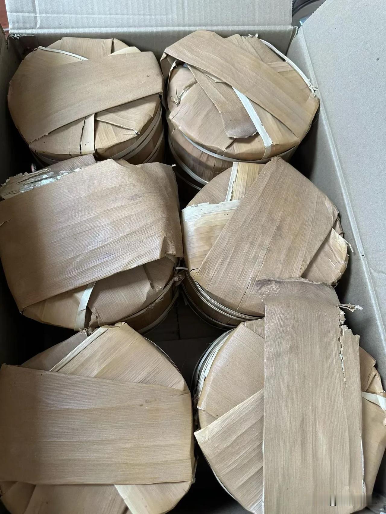 04年官山号，纯正广东干仓原件

这个茶也是市场卖得很开的一款品质中期生茶。官山