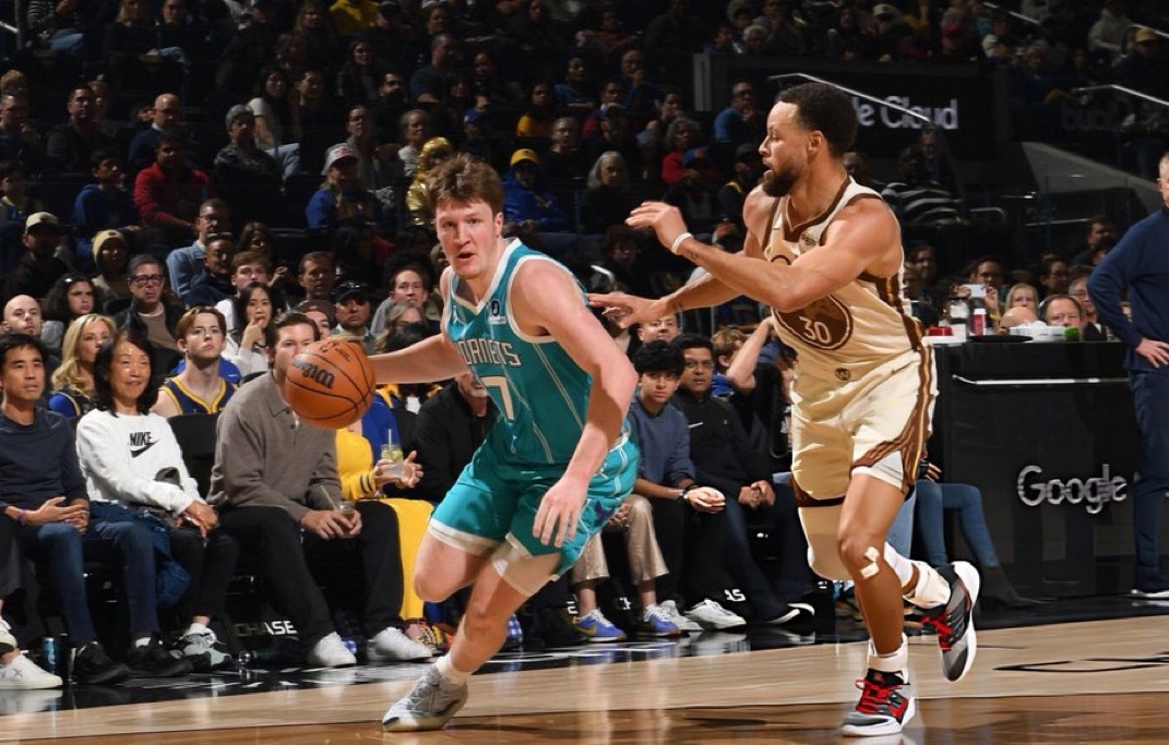 康·克努佩尔表示，斯蒂芬·库里2016年的三分球纪录几乎无法打破，但总得分纪录则