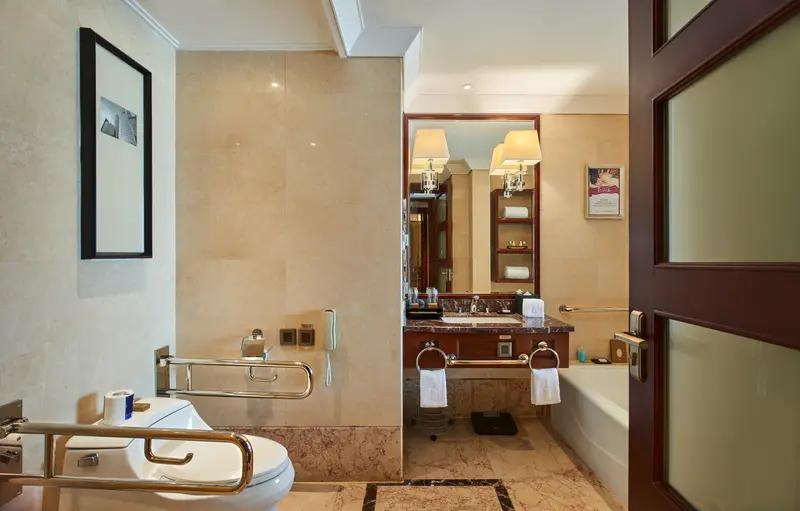 1 月 1 日在云南西双版纳，游客谢女士续住时酒店满房，协调出的特殊房间，拉开窗