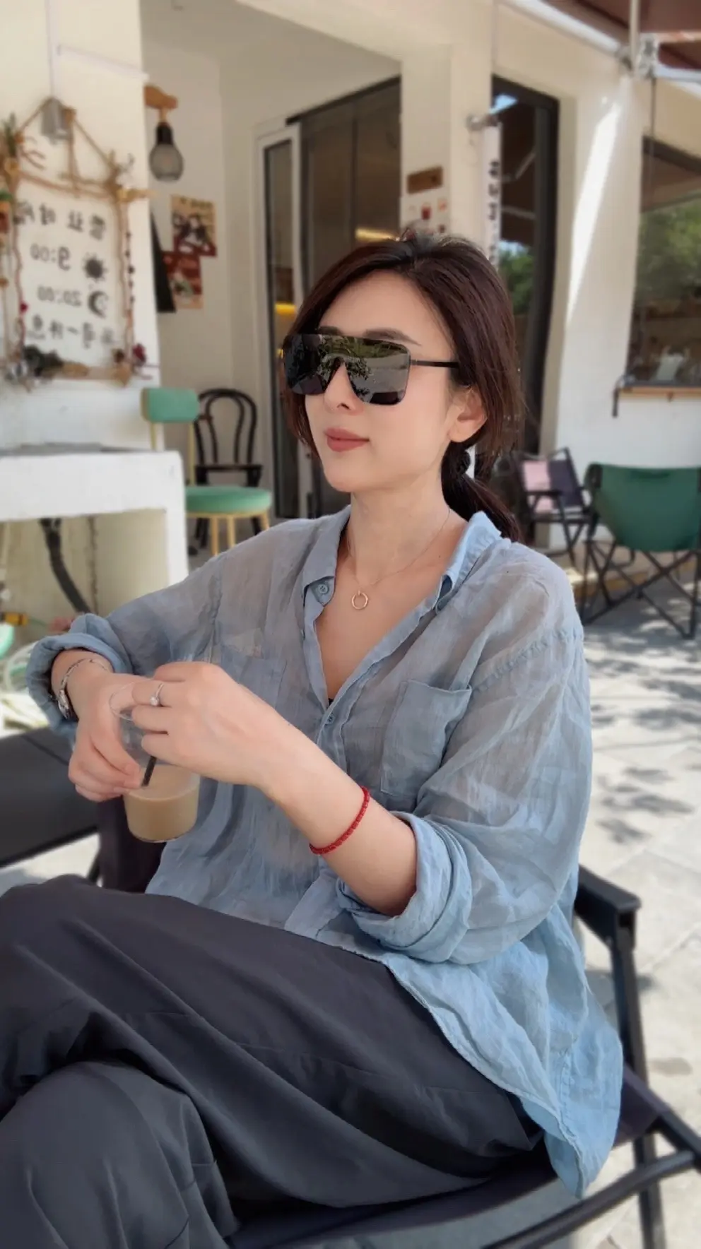 我们曾如此渴望命运的波澜，到最后才发现，人生最曼妙的风景，竟是内心的淡定与从容。
