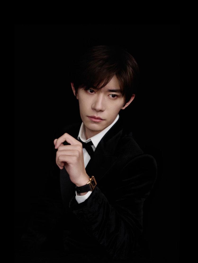 TFBOYS当年全员单吊一所大学 现在回头看真的有点感慨。三个十几岁的小孩，顶着