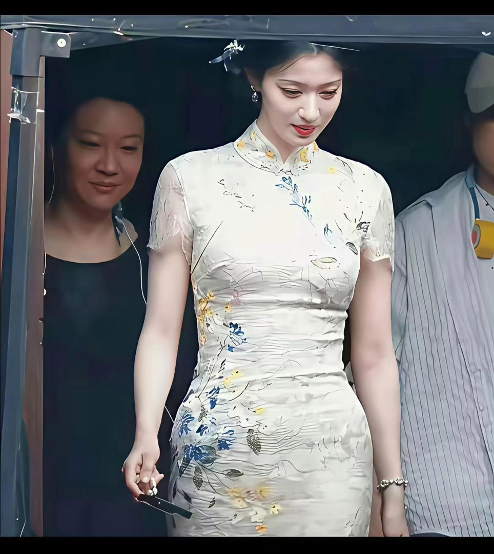 王楚然全靠高挑身形撑住身形，若是个子娇小，宽骨架很难穿出美感。 