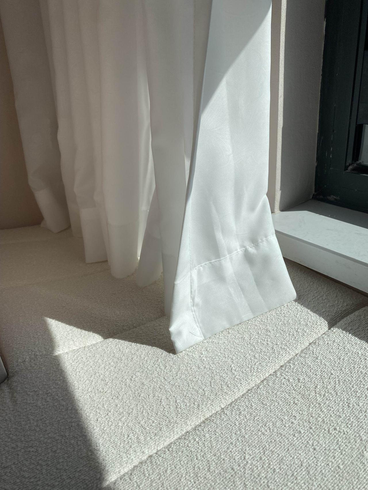 理想生活的瞬间：晒太阳、读书、喝咖啡。

今天上海的天气格外好，天空湛蓝湛蓝的，