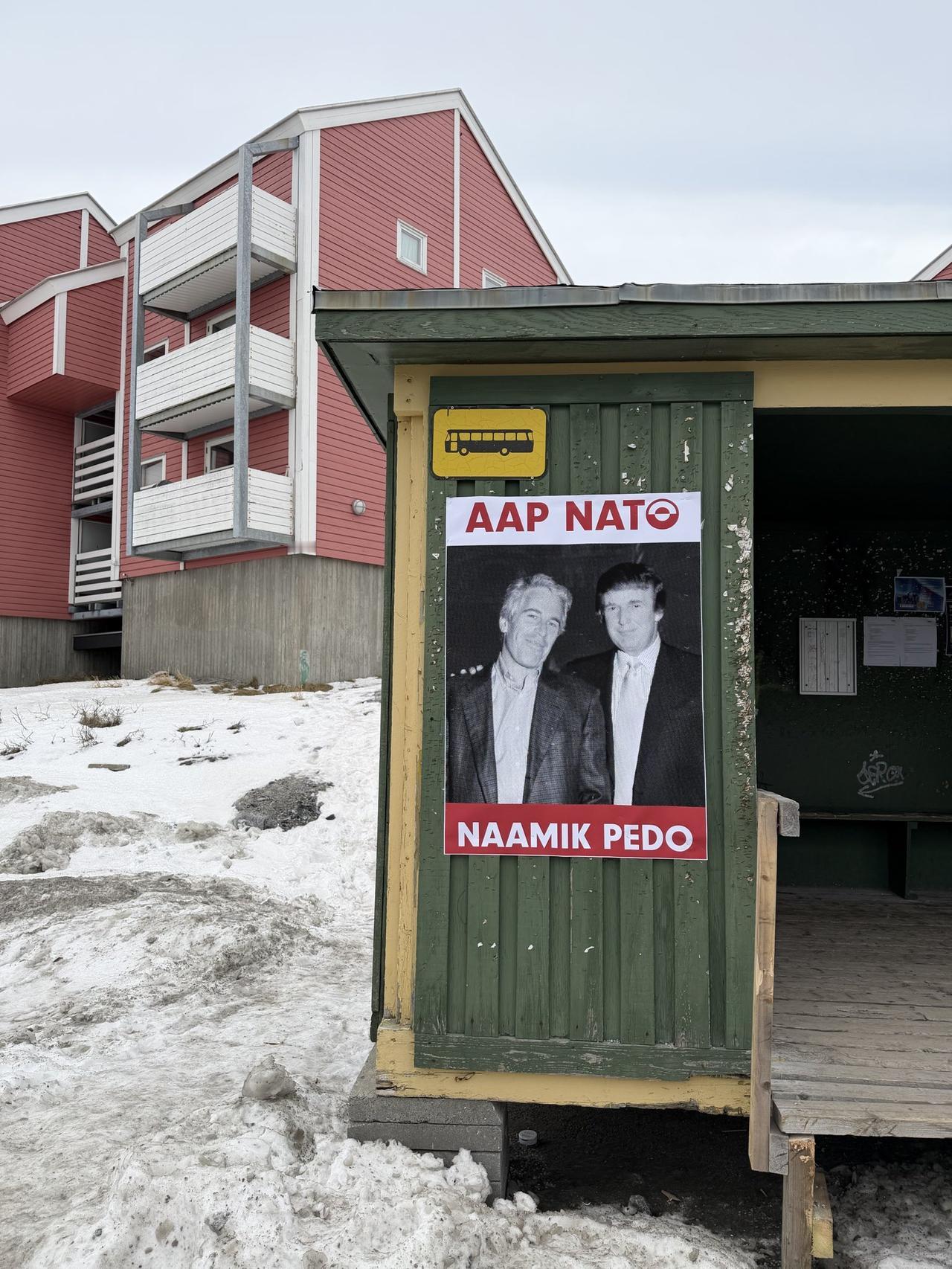 据当地消息：格陵兰岛努克市公交站出现特朗普与爱泼斯坦的合影照。