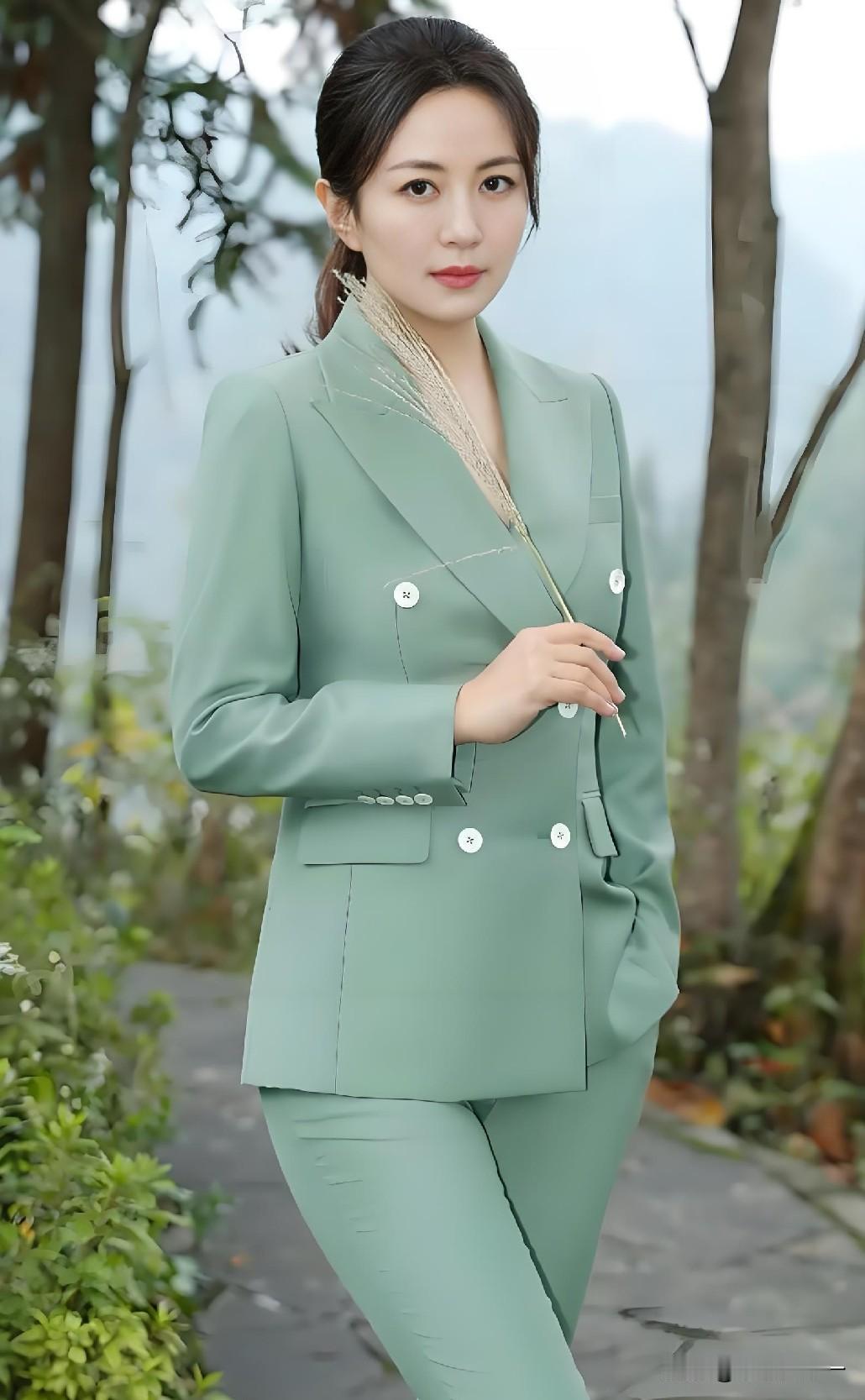 檀健次的李亦非演得好，

王楚然的钱菲演的也好，

比起这俩年轻演员，剧中风韵犹