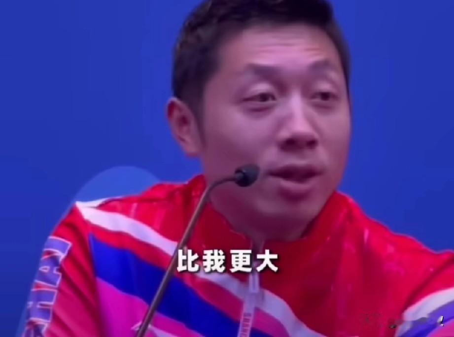 许昕昨晚太想给樊振东凑一分，拼尽全力，却输给岁月！

输球后采访，
用幽默展现了