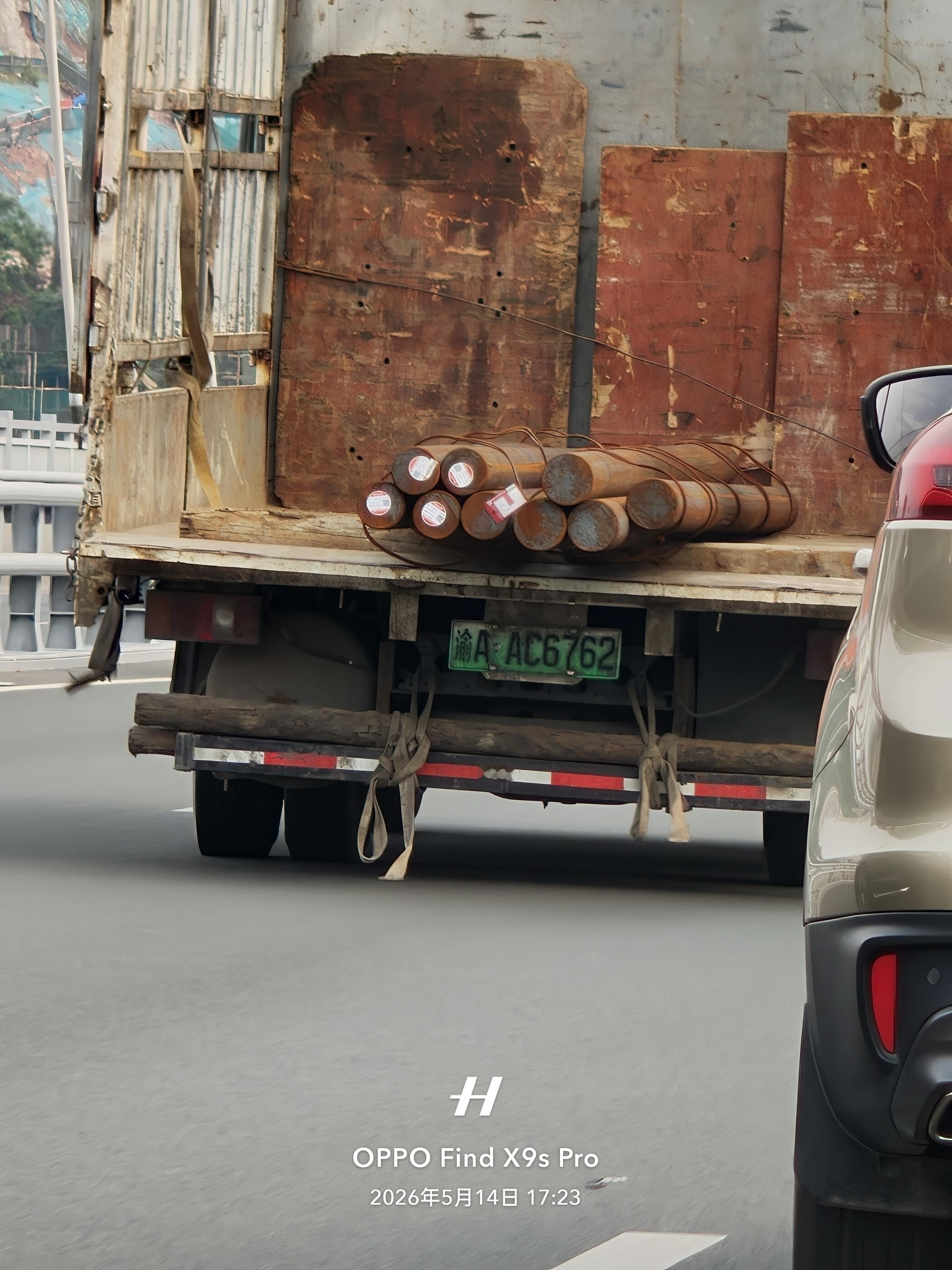 我很怕路上敞篷拉钢管的车，万一嗦下来，后面的 车就完蛋了，😱😱 