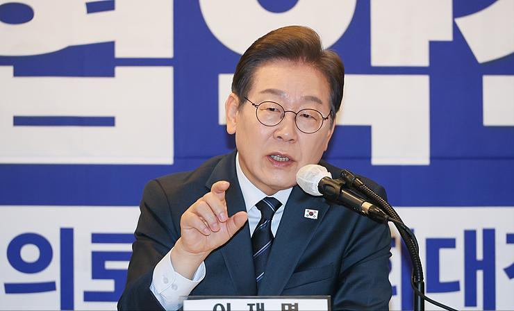 首尔，又到权力角力的高光时刻。这一轮不是政党斗法，也不是财阀对阵，而是“总统能不
