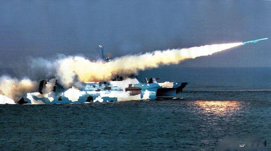 火力配备堪称强大，8枚鹰击 - 83反舰导弹整齐排列，射程远、精度高，能对敌方大