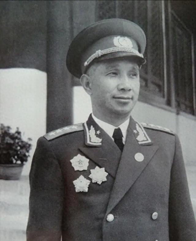 粟裕在战争时期为何如此风光，建国后却仕途坎坷？陈赓对此的评价让人感到颇为中肯！