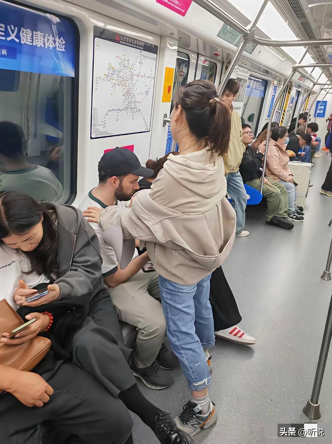 竟然不给女生让座