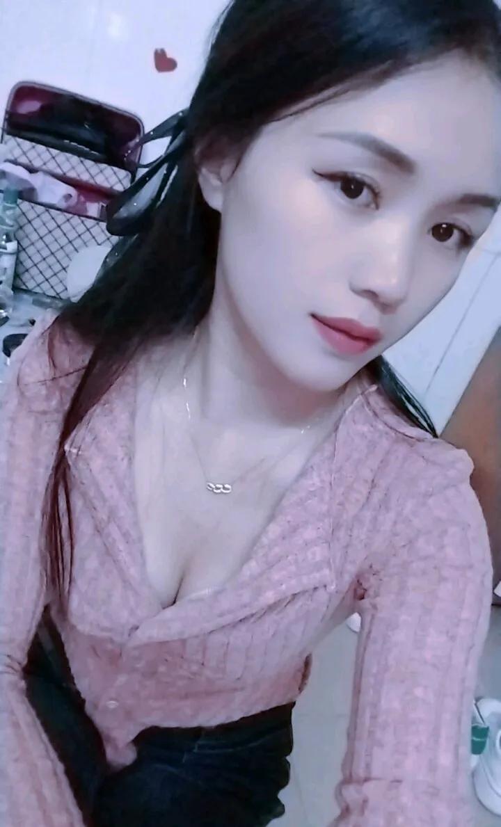 青丝素衣舞，娇容妩媚态。