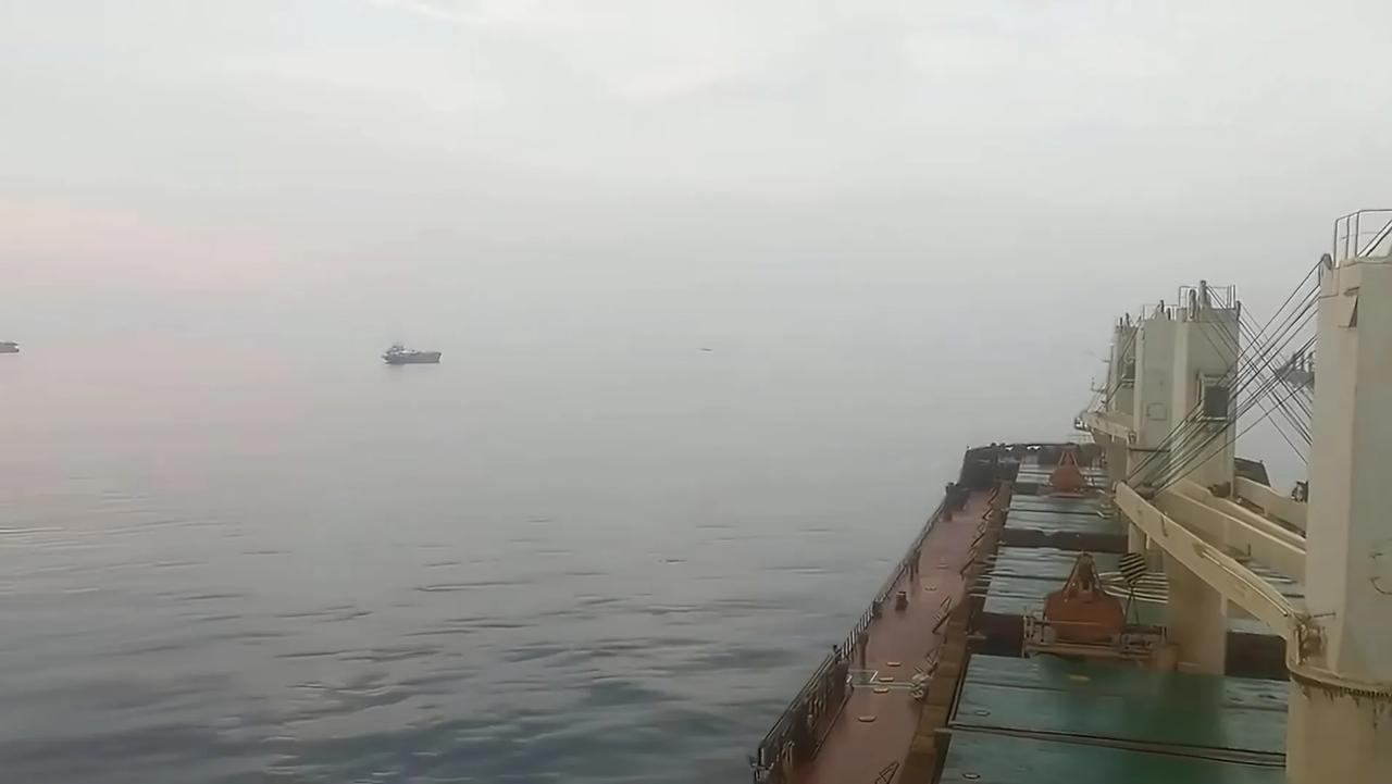 在伊朗对霍尔木兹海峡实行通行管制之后，大批船只在波斯湾、阿曼湾抛锚等待，很少有船