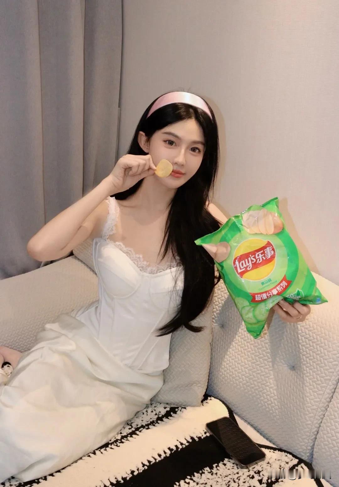 他只是你生命中的一个过客，而你却是他故事里的全部。爱一个人最好的方式就是经营好自