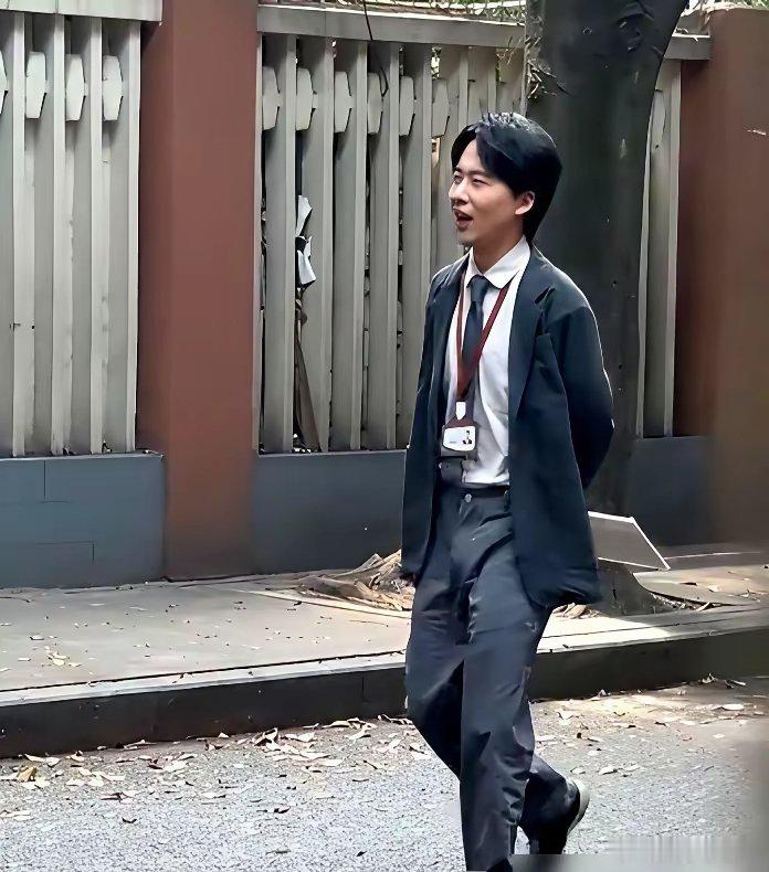 郭麒麟在成都街头被偶遇，网友倒吸一口凉气：这骨架，他顶着那颗跟老郭一模一样的大脑