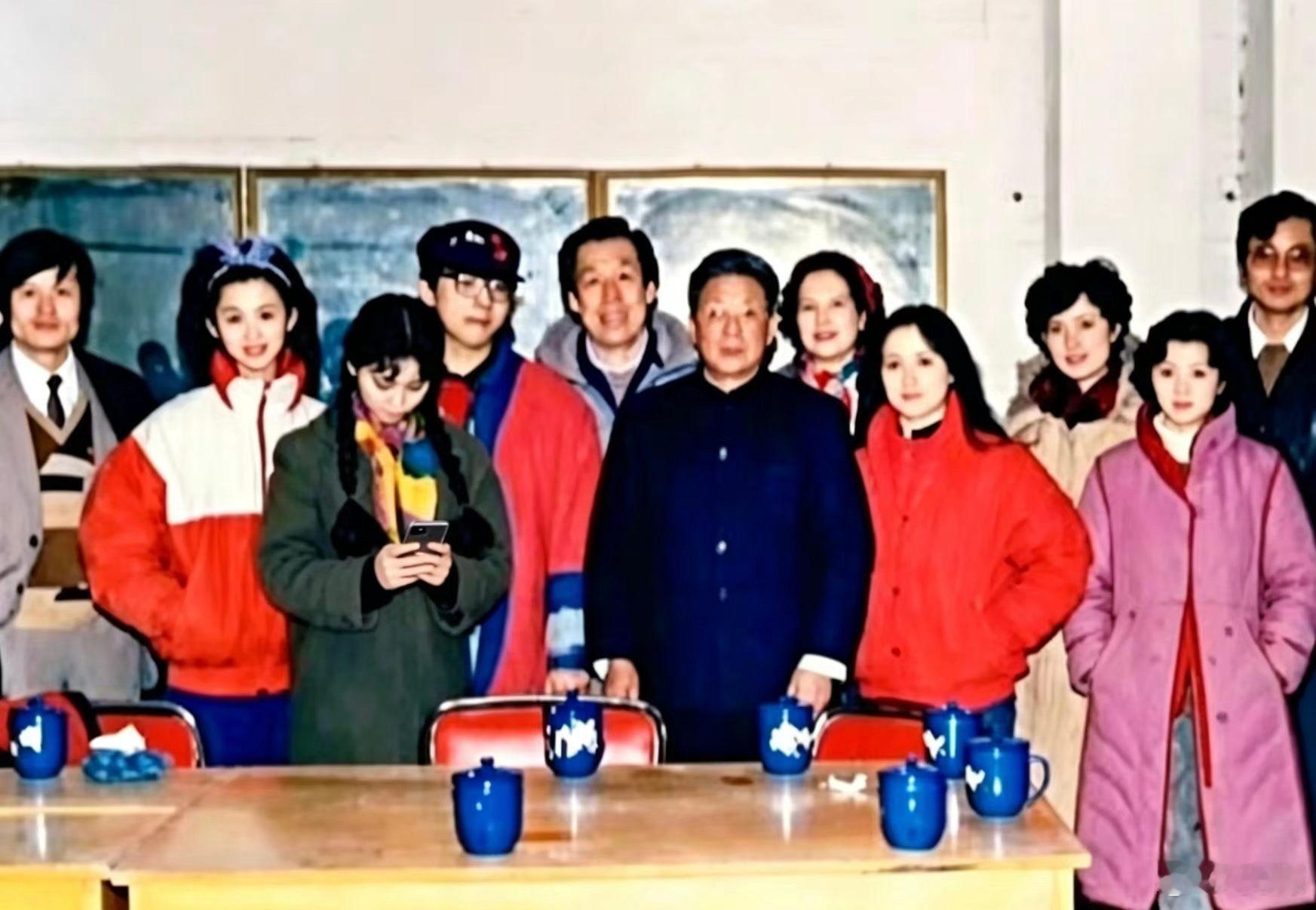 “八十年代的窦唯时间”——还不是长发、人也很瘦，感谢那位把图四“林黛玉”的手里P