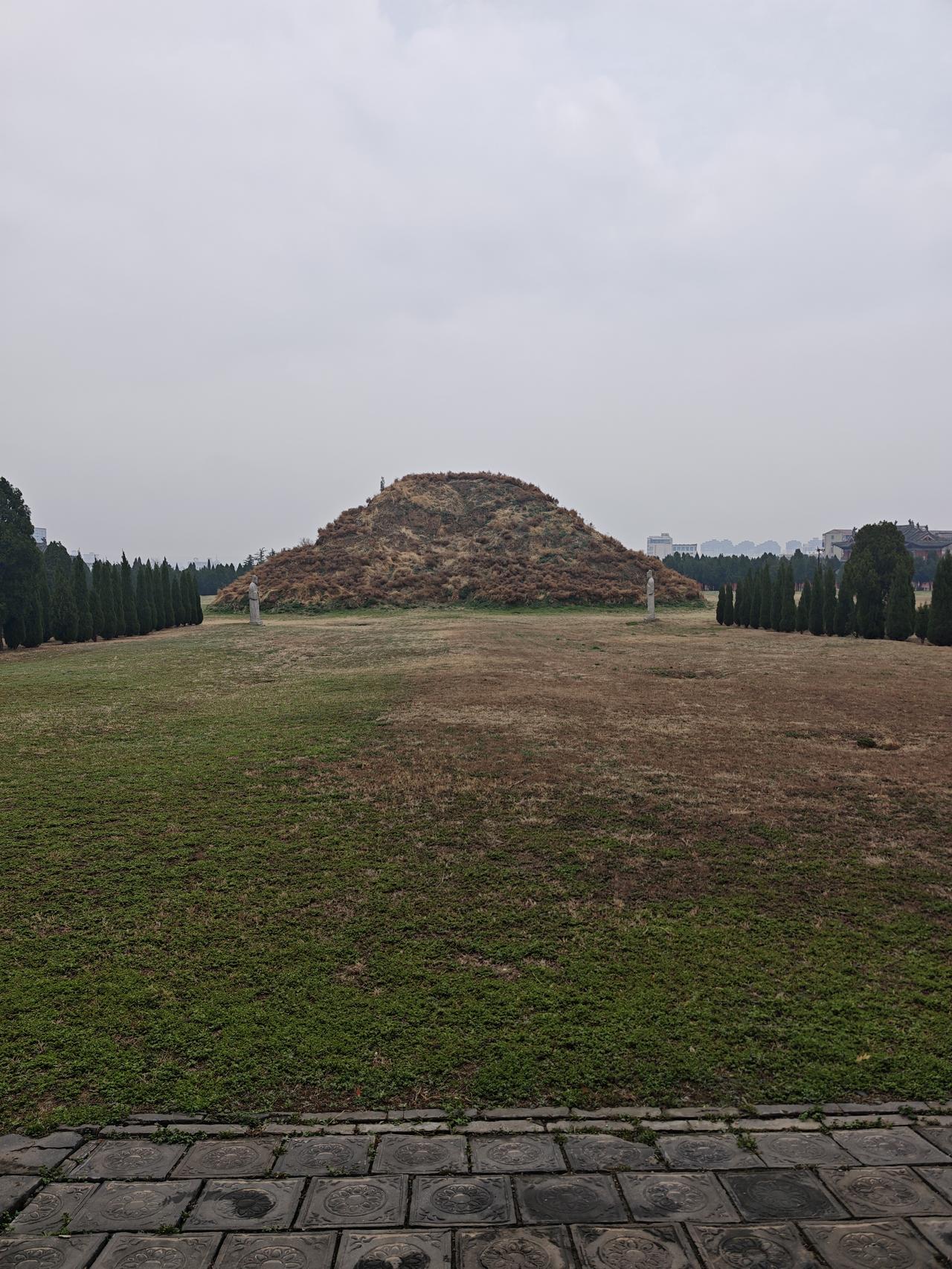 北宋皇陵，这是宋仁宗的墓，面积真的是大，历经这么多年估计被盗过很多次了，保存如今