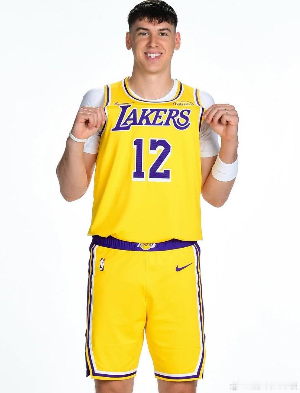 拉拉维亚24岁生日快乐！🎂 ​ ​​​