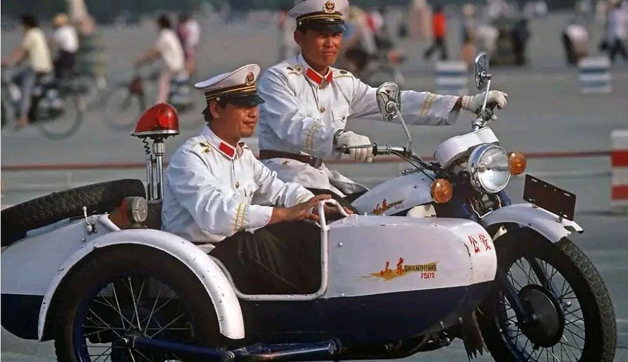 我国曾风靡一时的警用边三轮摩托车，你还记得吗？

警用边三轮摩托车在80年代后期