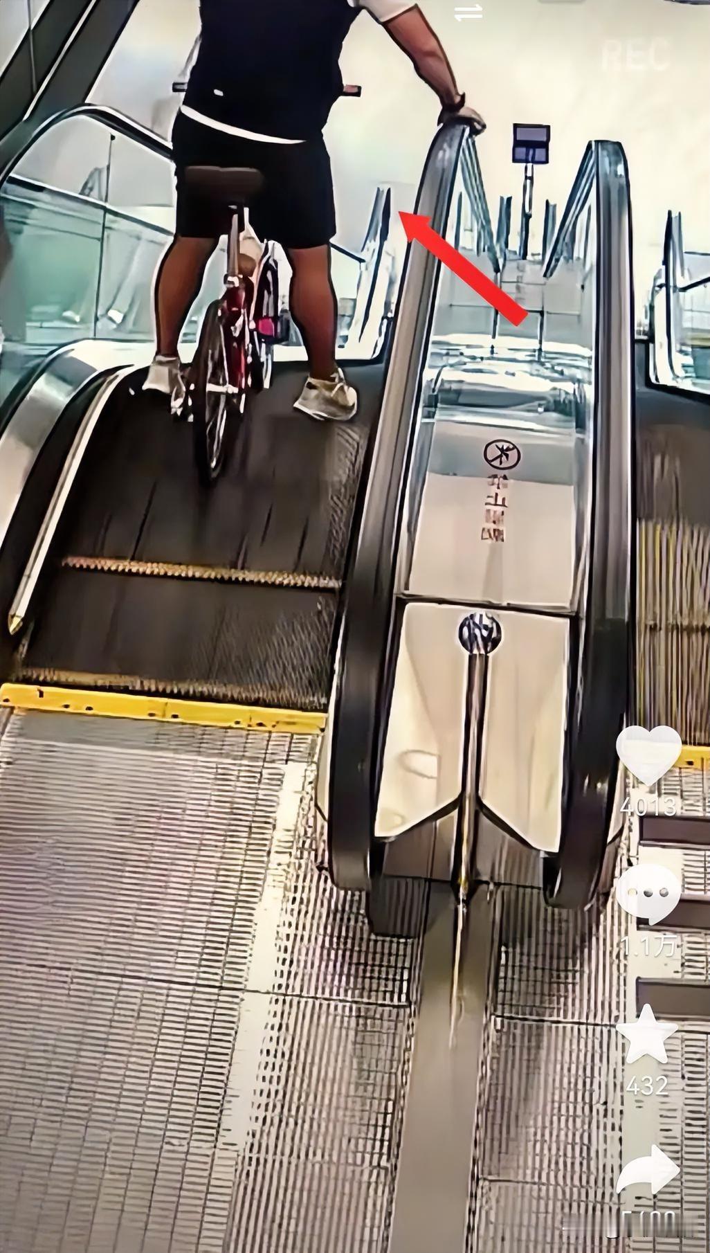某地商场一男子骑自行车下电梯时太高估了自己，以为可以平稳下去，没想到连人带车摔了