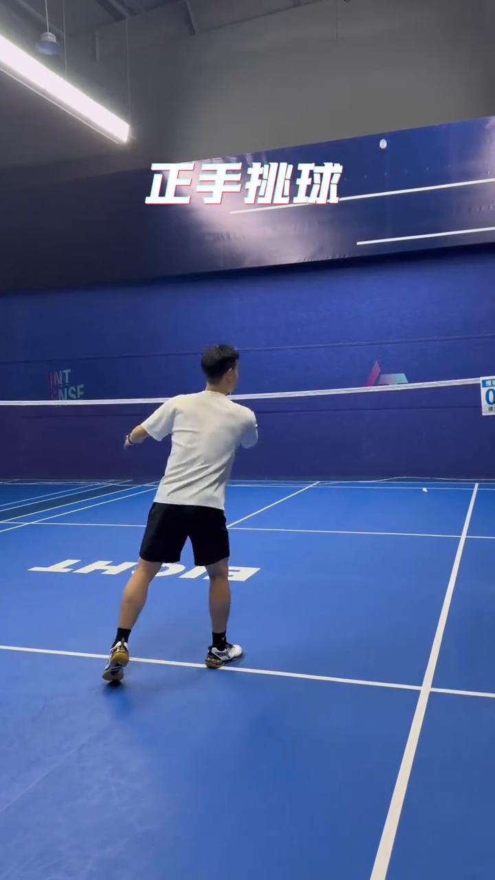 正手挑球，提拉米苏。
拍子内旋30°，从下往上提，切打球头右侧。