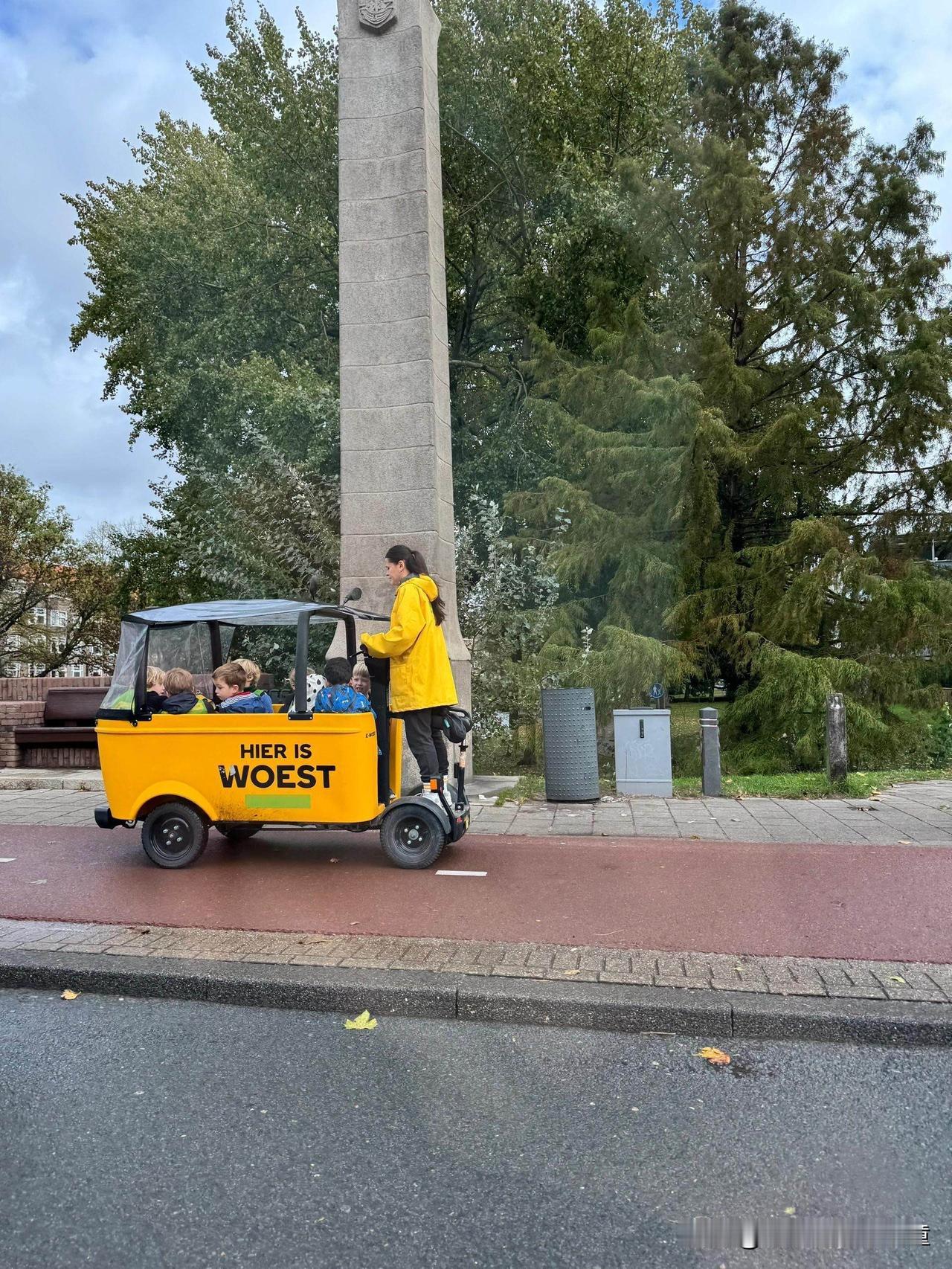 荷兰国家的校车
看起来是接送幼儿园小宝宝的
不知道安全不安全
在我们国家这样的校