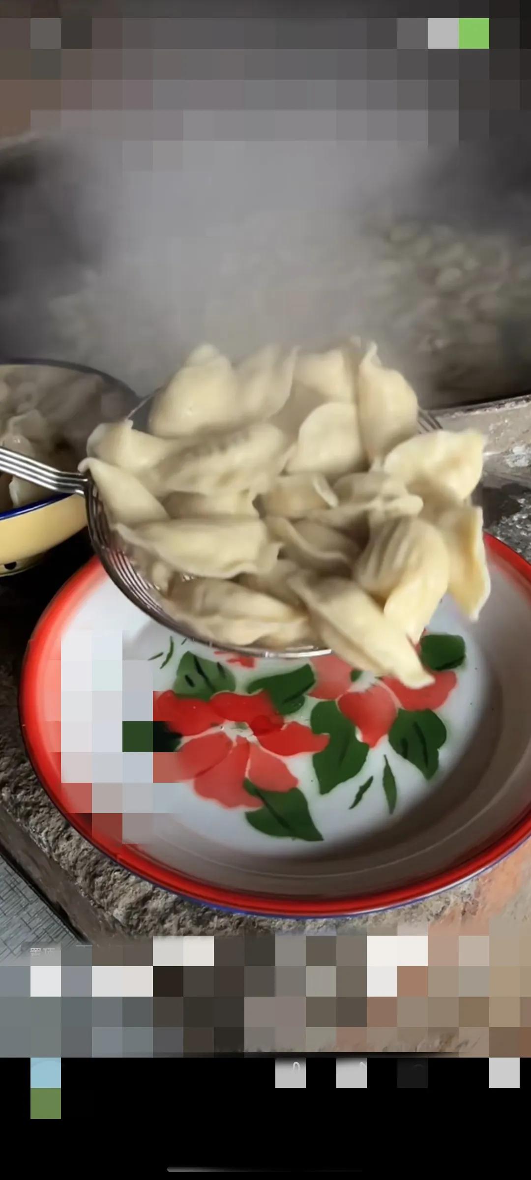 沸腾的母爱！
   馋人的水饺，那是母亲满满的大爱！
   母爱如水，永不停息！