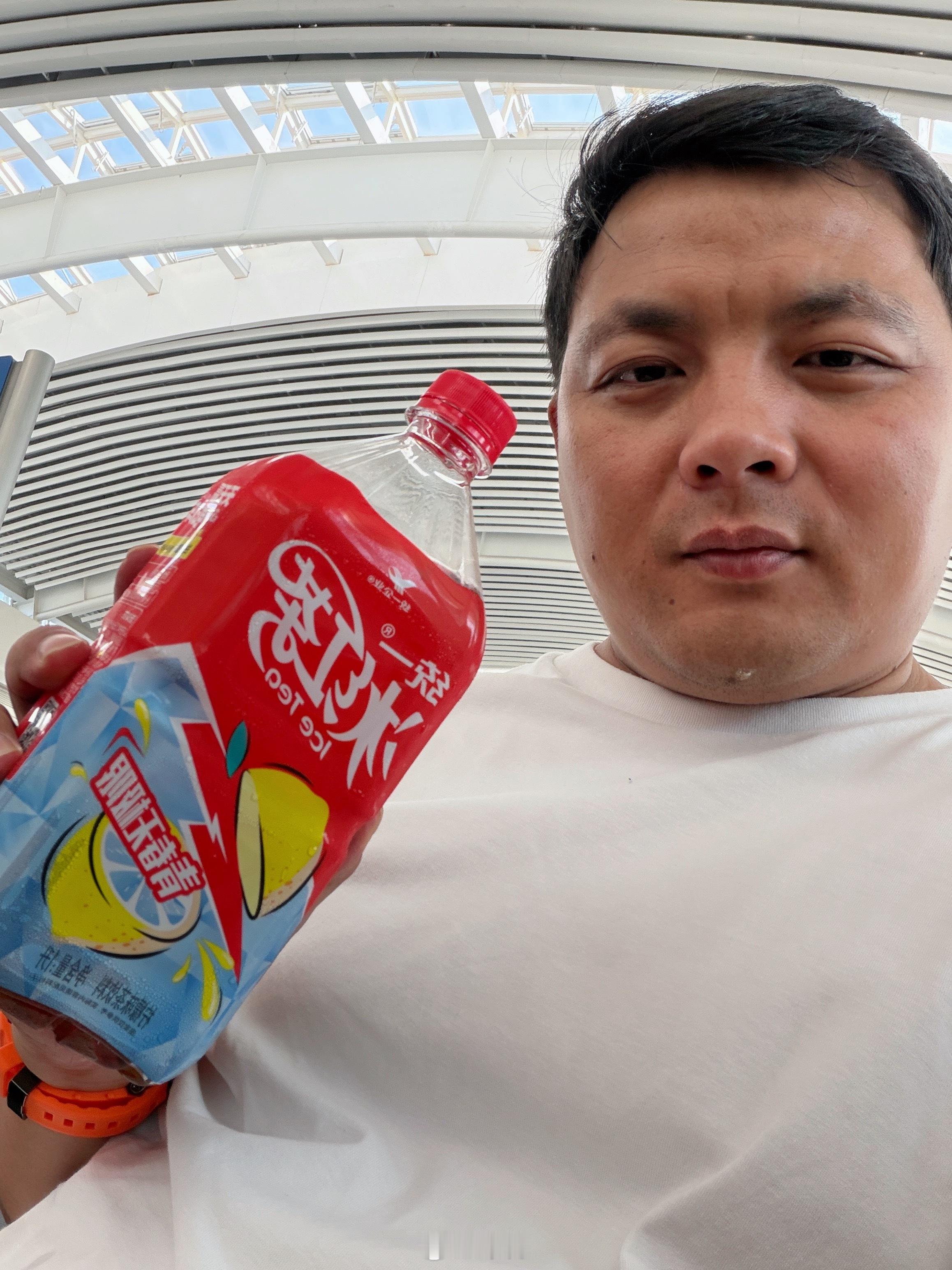 什么是成年人的性价比？4块钱1升冰红茶。两倍容量只比500ml贵一块，曾经是冰柜