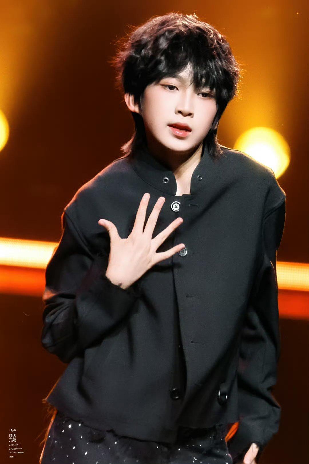 TF家族五代练习生吕政熙 宜宾春晚小小年纪，前途光明。 