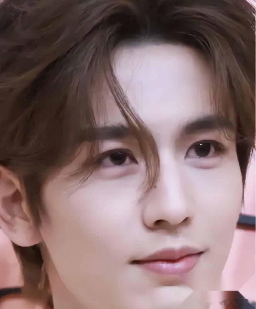 韩媒专门报道一位中国演员，这事儿可真不多见。张凌赫，就这么悄无声息地杀进了韩国人