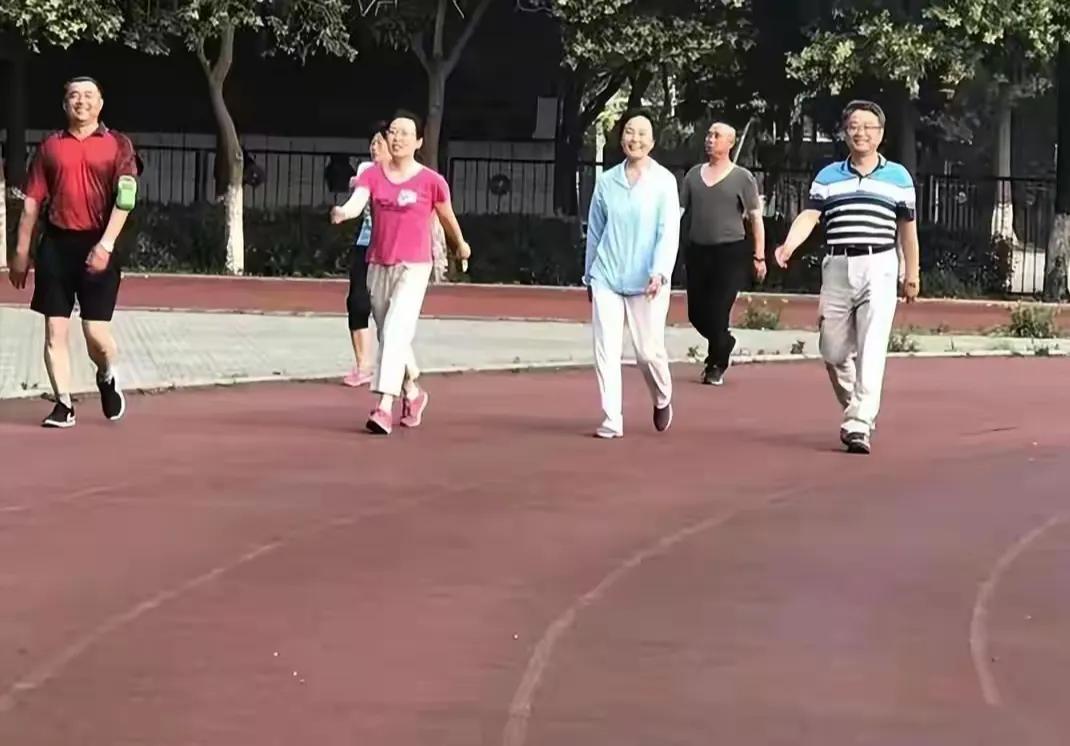 上个月我校教师参加完秦老师的葬礼后，学校的气氛明显不一样，因为他是我校本学期去世
