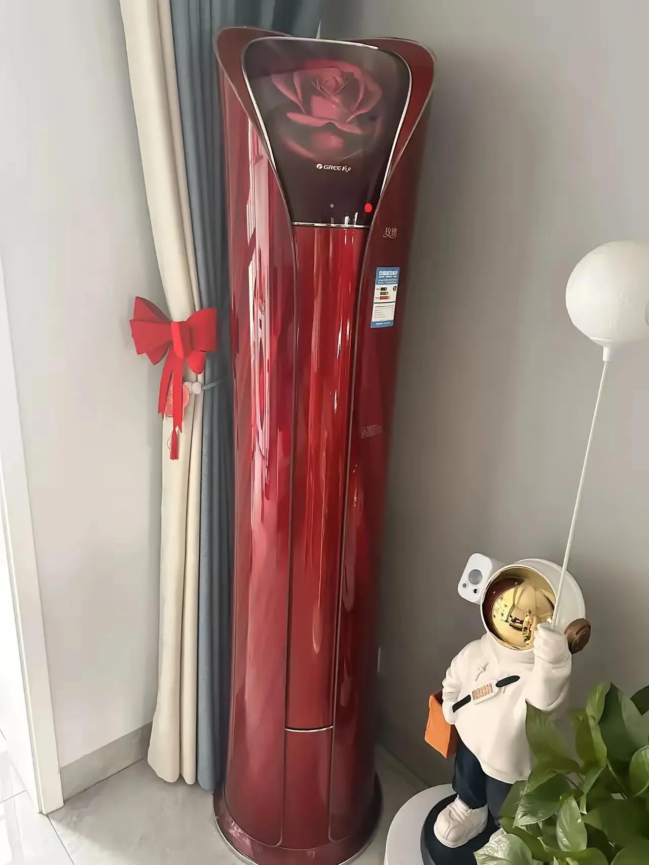 格力空调丑是丑，但它的质量确实好，这不是吹捧它，实话实说。
家里的空调用了七八年