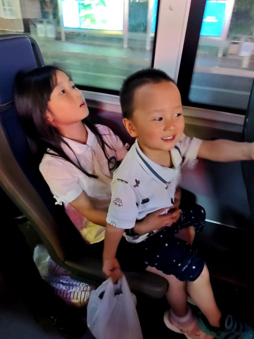 晚上带三子妹坐公交出门，路上遇见水果店，姐姐哥哥说想吃西瓜、菠萝蜜，三弟弟想吃蓝