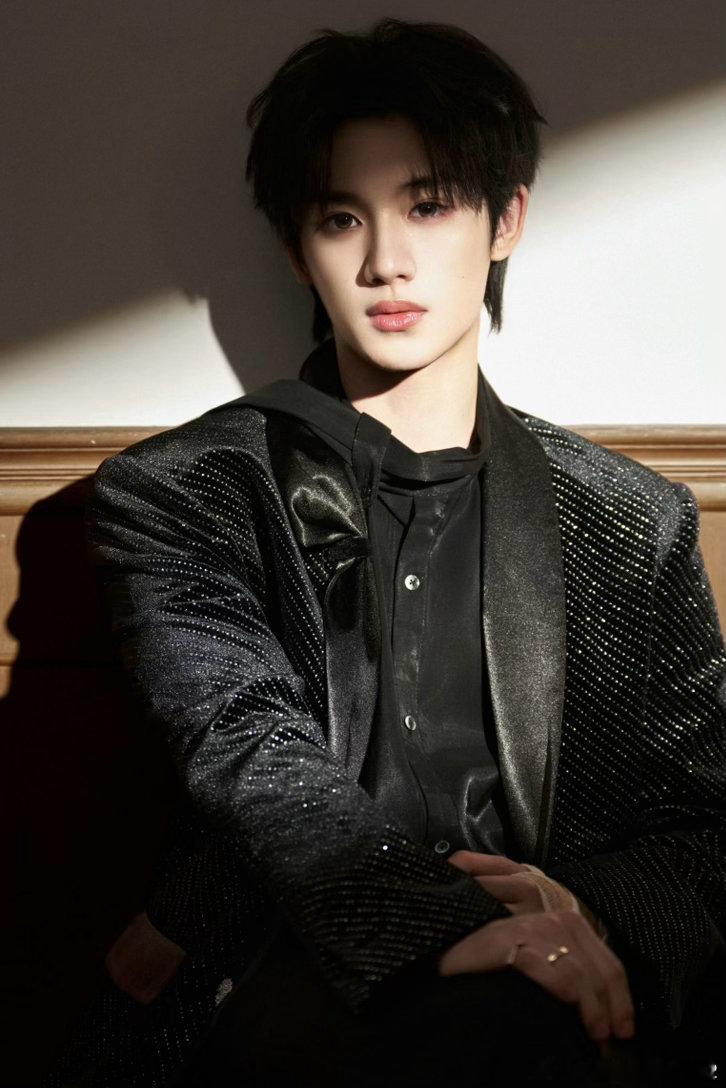 你好星期六丁程鑫你好星期六丁程鑫 我们是彼此的星星和月亮 当初那个充满背景板的男