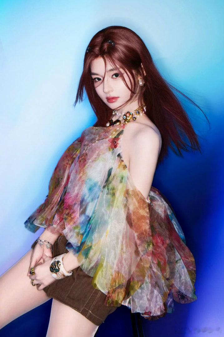 黄霄雲清唱golden 巡演版本黄霄雲一出来气场全开，清唱《Golden》那段直