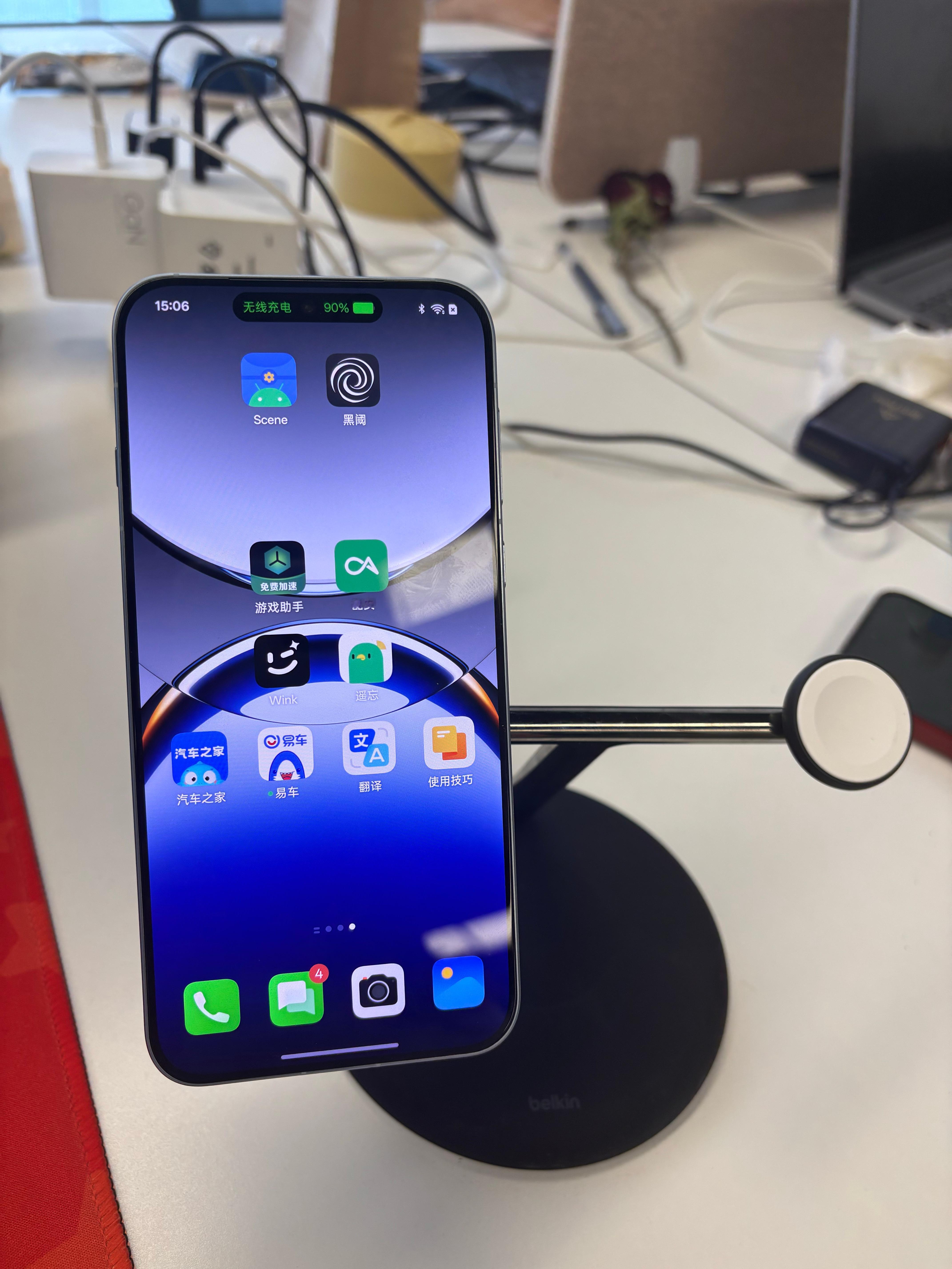 今天突然发现这个三合一的无线充电支架还能给OPPO Find X8充呢，其他同事