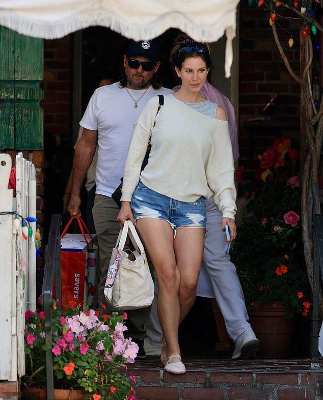 Lana Del Rey 与丈夫 Jeremy Dufrene 在美国洛杉矶外出